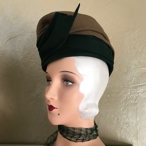 DISTINGUISHED 1940s TAUPE & GREEN FELT TURBAN WITH LONG GREEN VEILING